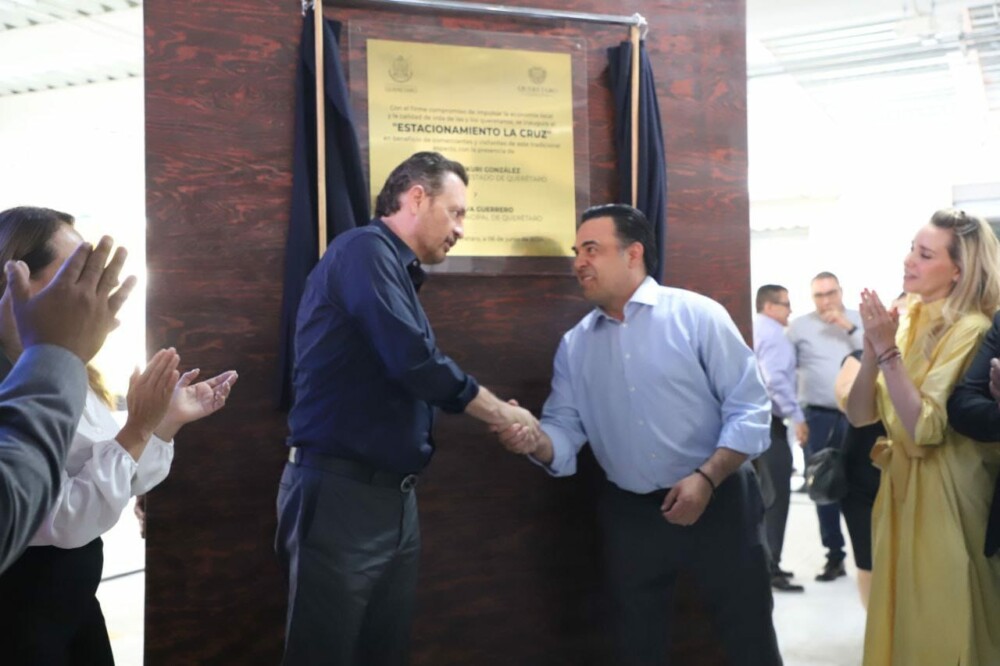 Entregan Luis Nava y Mauricio Kuri nuevo estacionamiento de La Cruz Entregan Luis Nava y Mauricio Kuri nuevo estacionamiento de La Cruz
