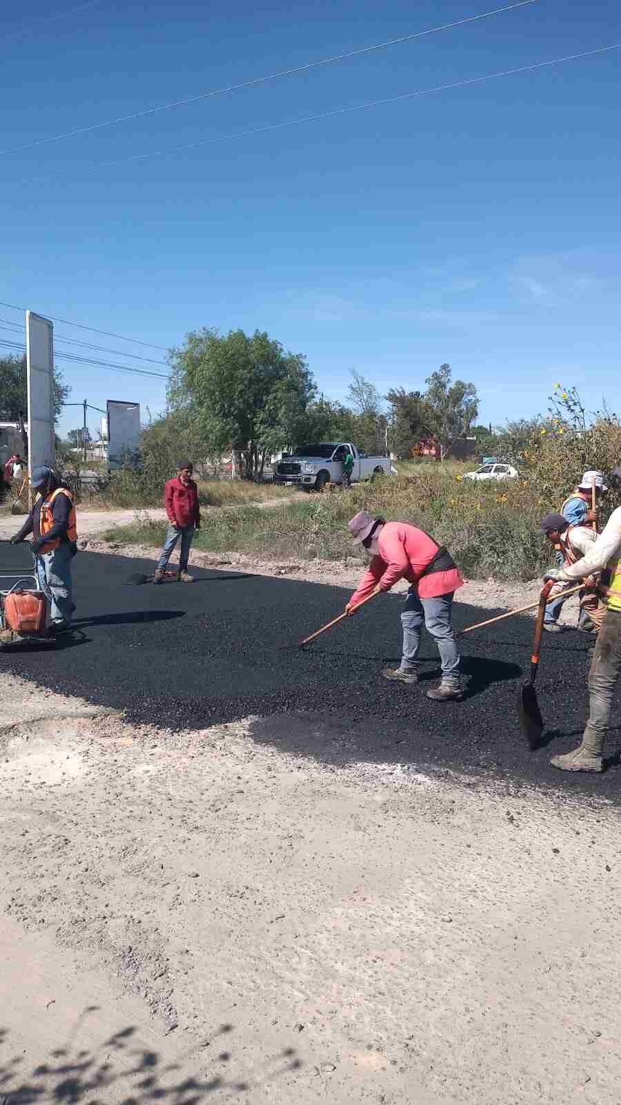 Inicia el programa de bacheo en diversas comunidades de Pedro Escobedo Inicia el programa de bacheo en diversas comunidades de Pedro Escobedo