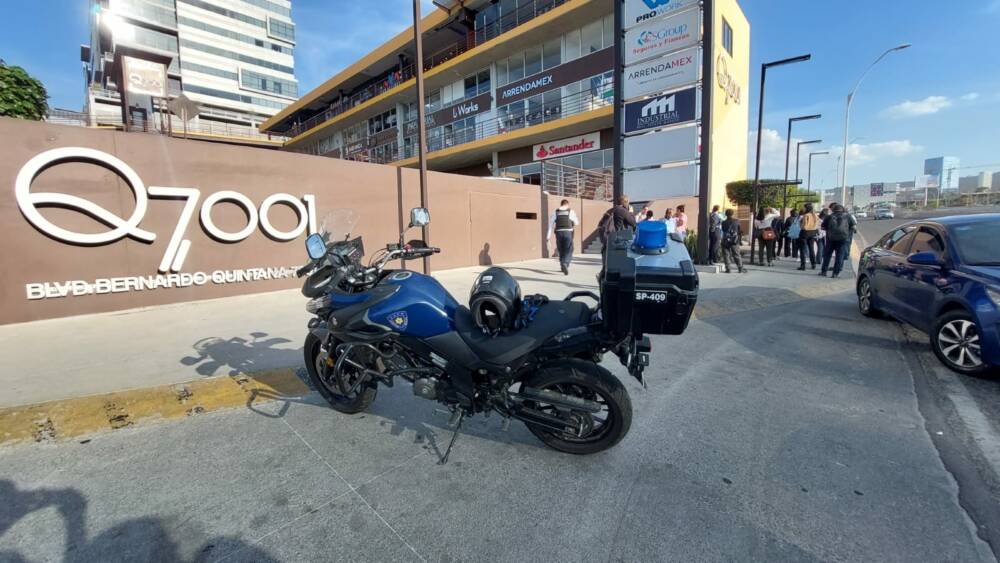 Asaltan a transeúnte dentro de plaza comercial en Bernardo Quintana; ladrones huyen en bicicleta Asaltan a transeúnte dentro de plaza comercial en Bernardo Quintana; ladrones huyen en bicicleta