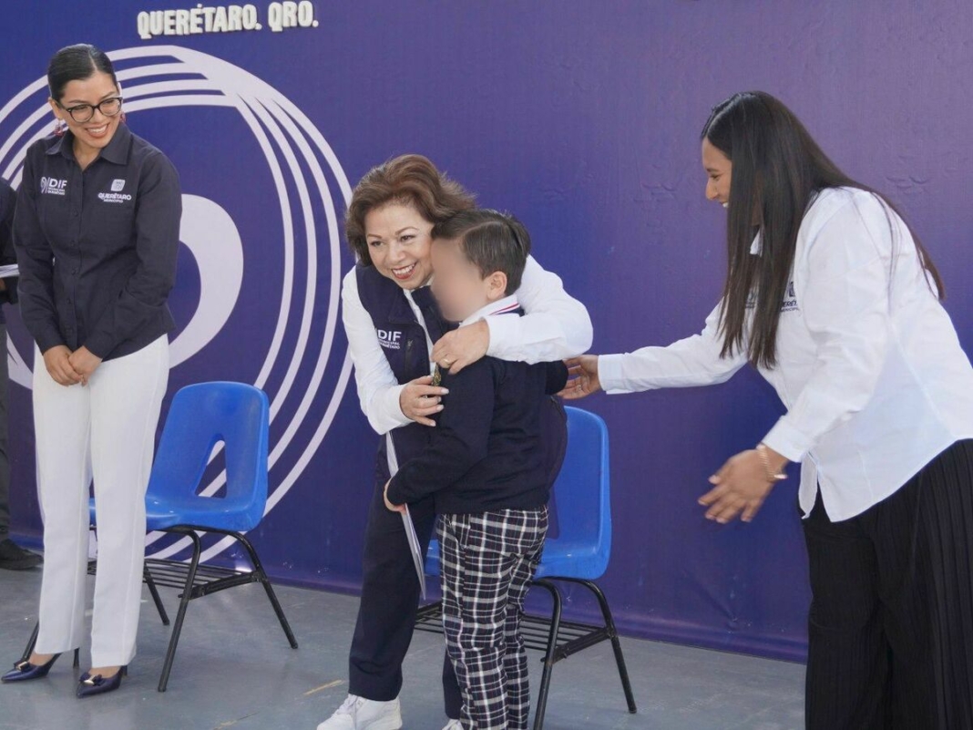 Adriana Olvera de Macías encabeza entrega de certificados a niñas y niños egresados de preescolares del DIF Municipal de Querétaro