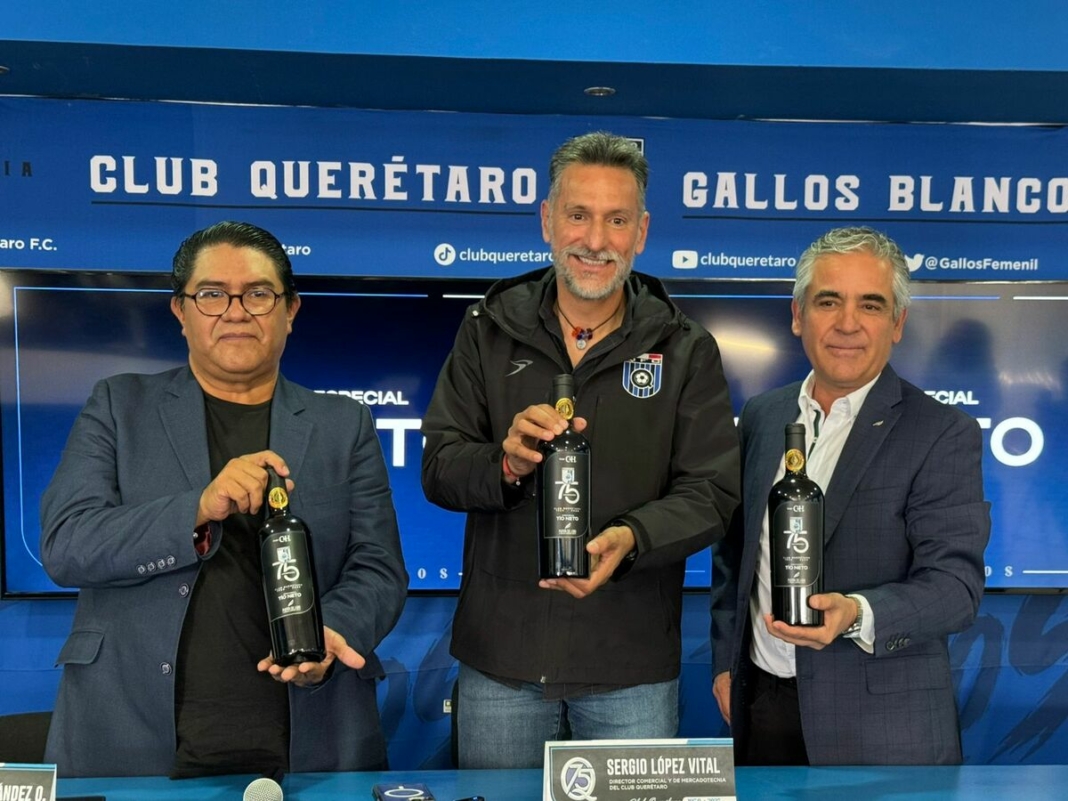 Presentan una botella conmemorativa de vino tinto en edición limitada por el 75° Aniversario del Club Querétaro Gallos.