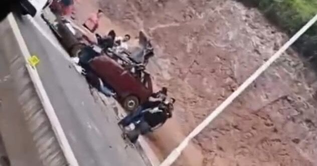 Muere mujer en volcadura sobre la carretera 200; una menor es resguardada