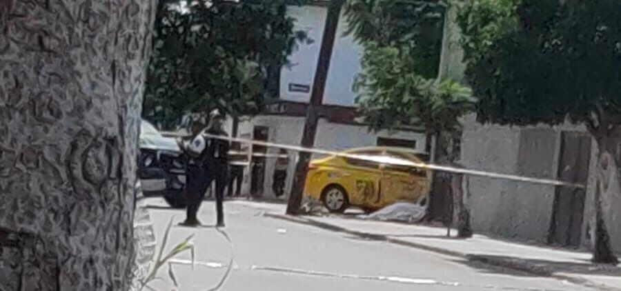 Tragedia en Lomas de Casa Blanca: peatón muere atropellado tras choque entre taxi y camioneta Borrador automático
