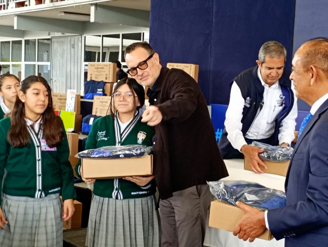 En Querétaro sí: 354 mil estudiantes reciben uniformes y útiles escolares 