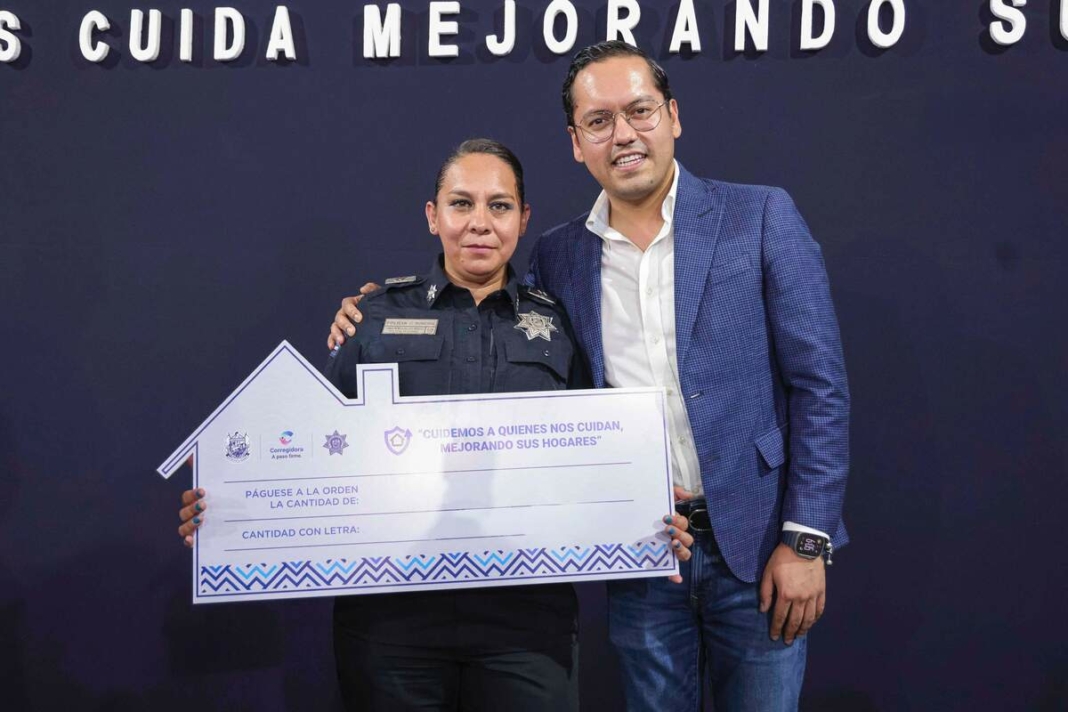 Chepe Guerrero entrega incentivos económicos para la vivienda de policías de Corregidora
