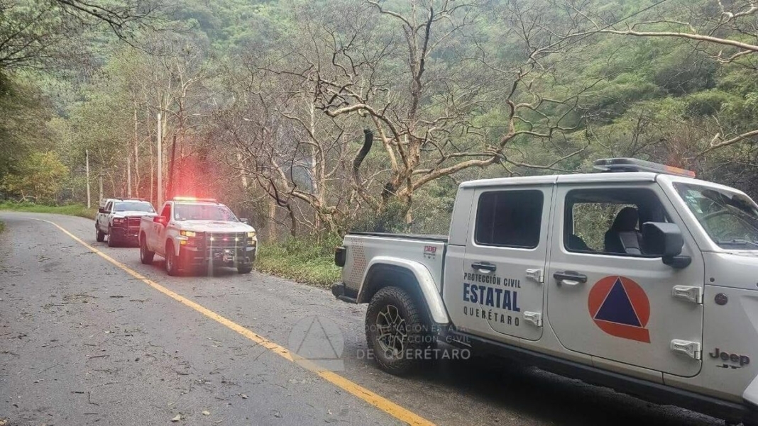 Circulación reabierta tras volcadura y explosión de pipa en Pinal de Amoles