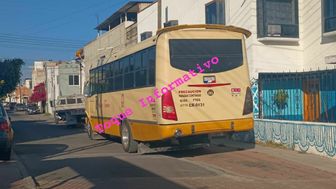 Asaltan a operador de taxivan en San Juan del Río Asaltan a operador de taxivan en San Juan del Río