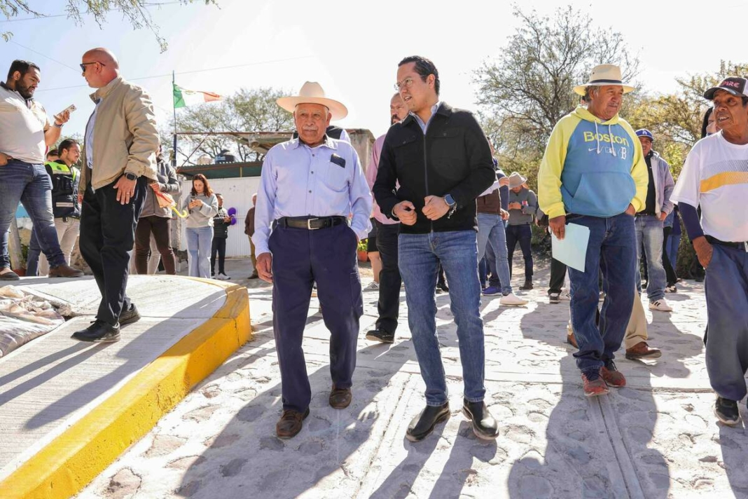 Chepe Guerrero entrega la urbanización de cuatro calles en la comunidad de El Calichar