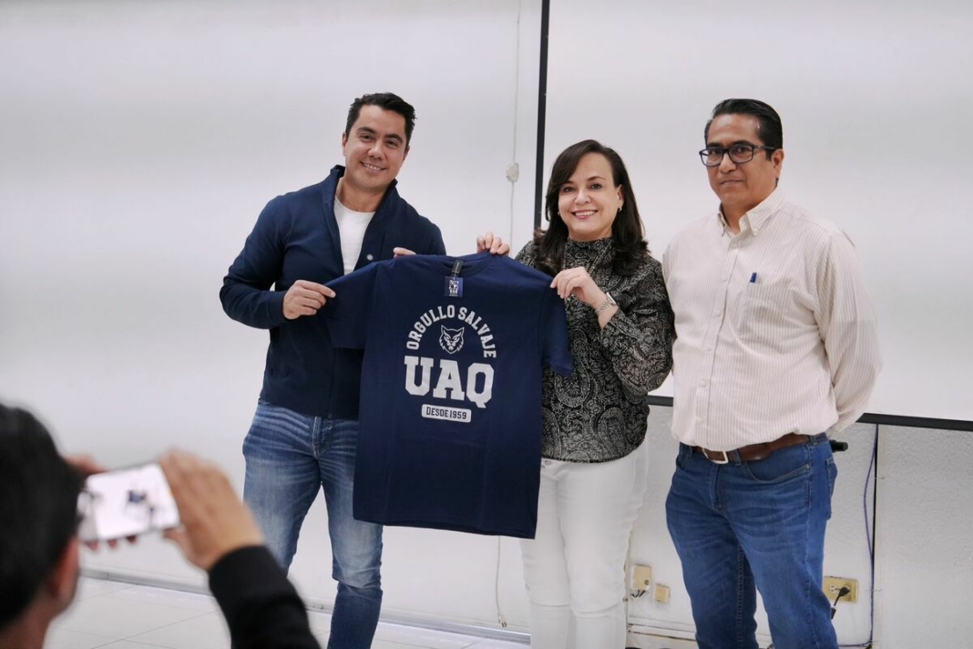 Comparte Felifer Macías con estudiantes de la UAQ la importancia del servicio público