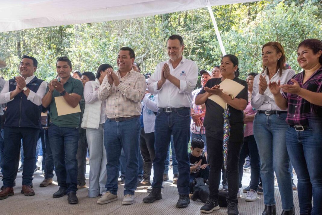 Entrega Mauricio Kuri 1ª etapa del camino Valle Verde – El Pocito en Jalpan de Serra