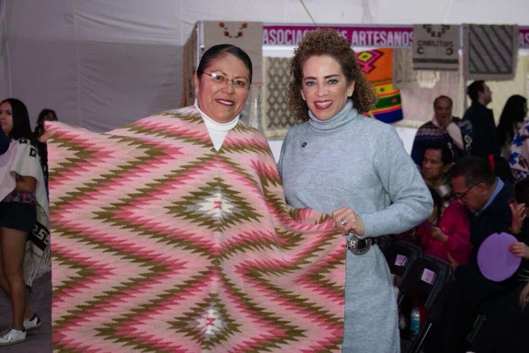 Diputada Adriana Meza refrenda su compromiso con la cultura y el impulso al arte textil durante el 6º Festival del Sarape 2025 Diputada Adriana Meza refrenda su compromiso con la cultura y el impulso al arte textil durante el 6º Festival del Sarape 2025