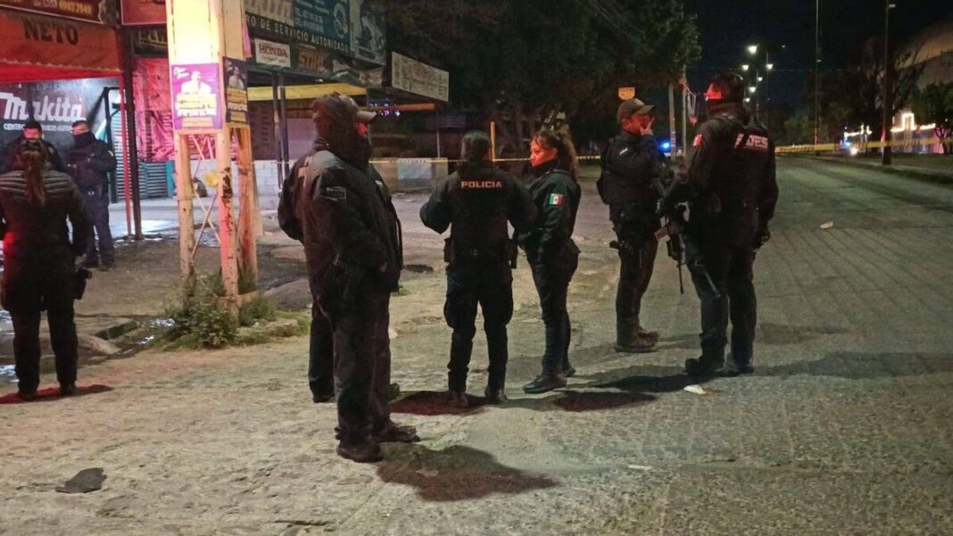 Ataque armado en San Juan del Río al interior de pensión de tráileres deja dos operadores ejecutados y cuatro heridos