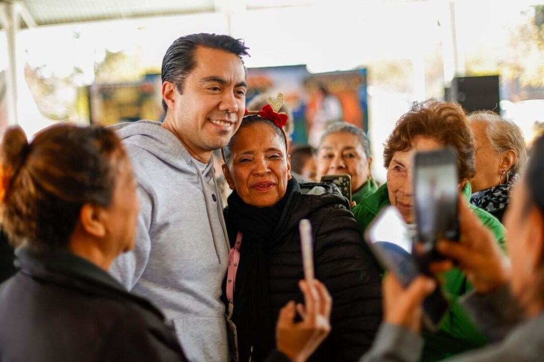 Asiste Felifer Macías a la Posada de Adultos Mayores Asiste Felifer Macías a la Posada de Adultos Mayores