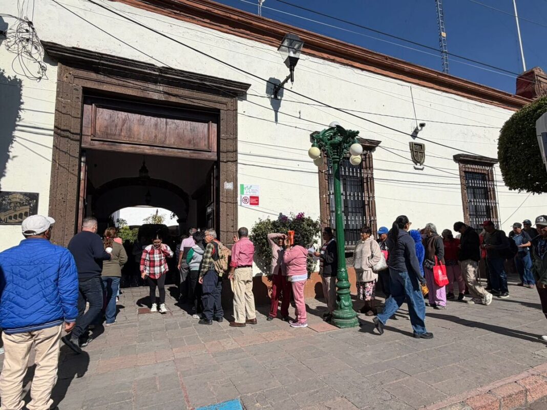 Largas filas marcan el arranque del pago del predial 2026 en San Juan del Río Largas filas marcan el arranque del pago del predial 2026 en San Juan del Río