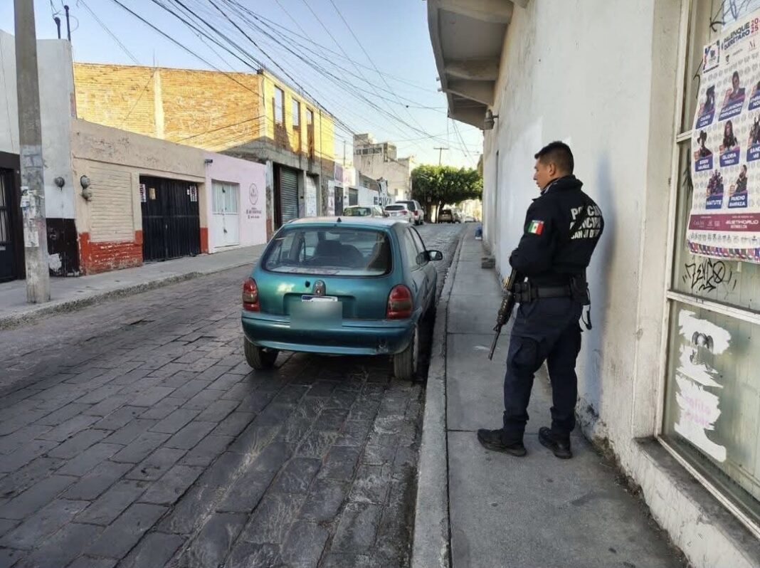 Auto robado en SJR es abandonado en pleno centro histórico Auto robado en SJR es abandonado en pleno centro histórico