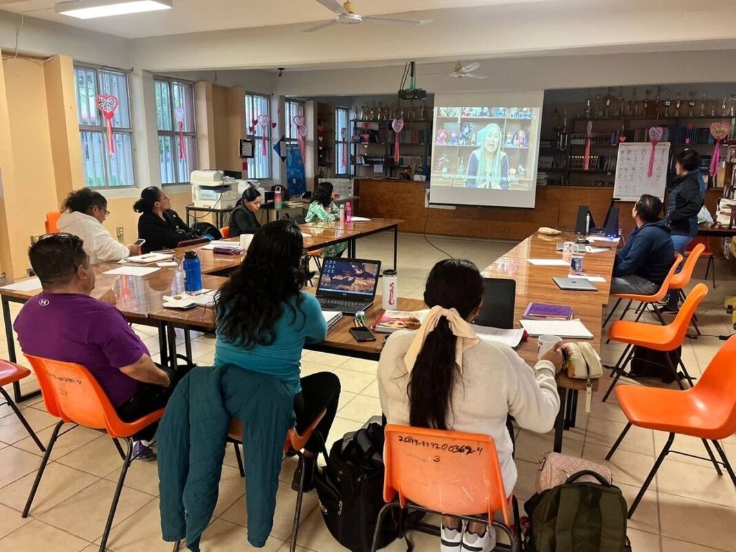 Impulsan docentes mejora continua de escuelas Borrador automático