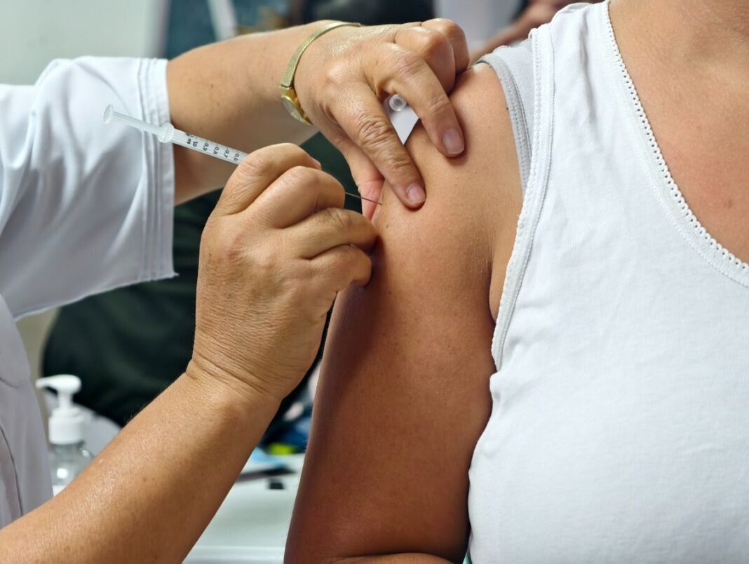 Invita IMSS Querétaro a vacunarse contra influenza y COVID-19