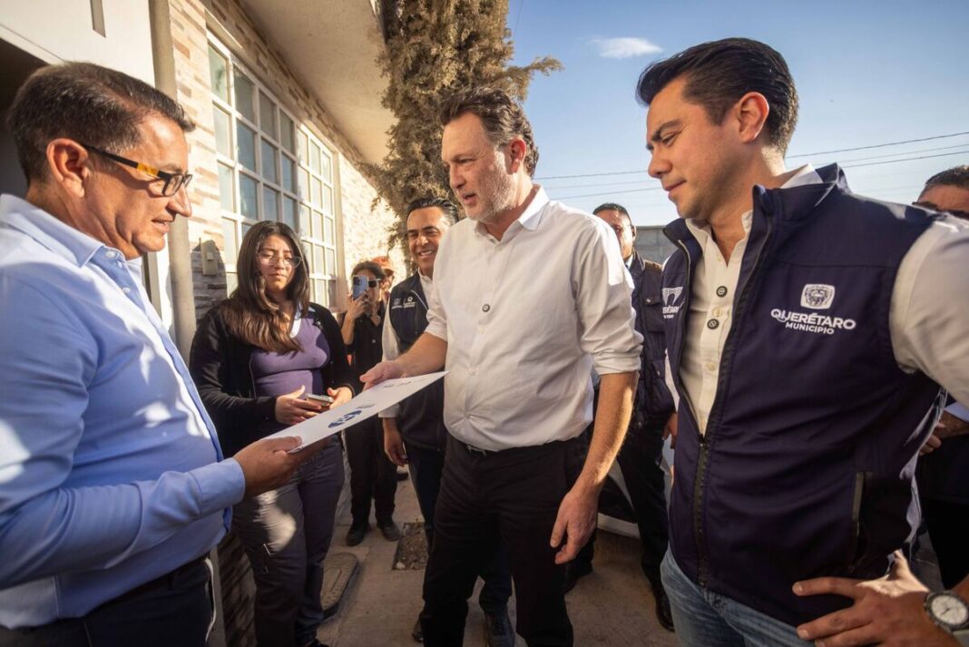 Entregan Mauricio Kuri y Felifer Macías contratos de agua 