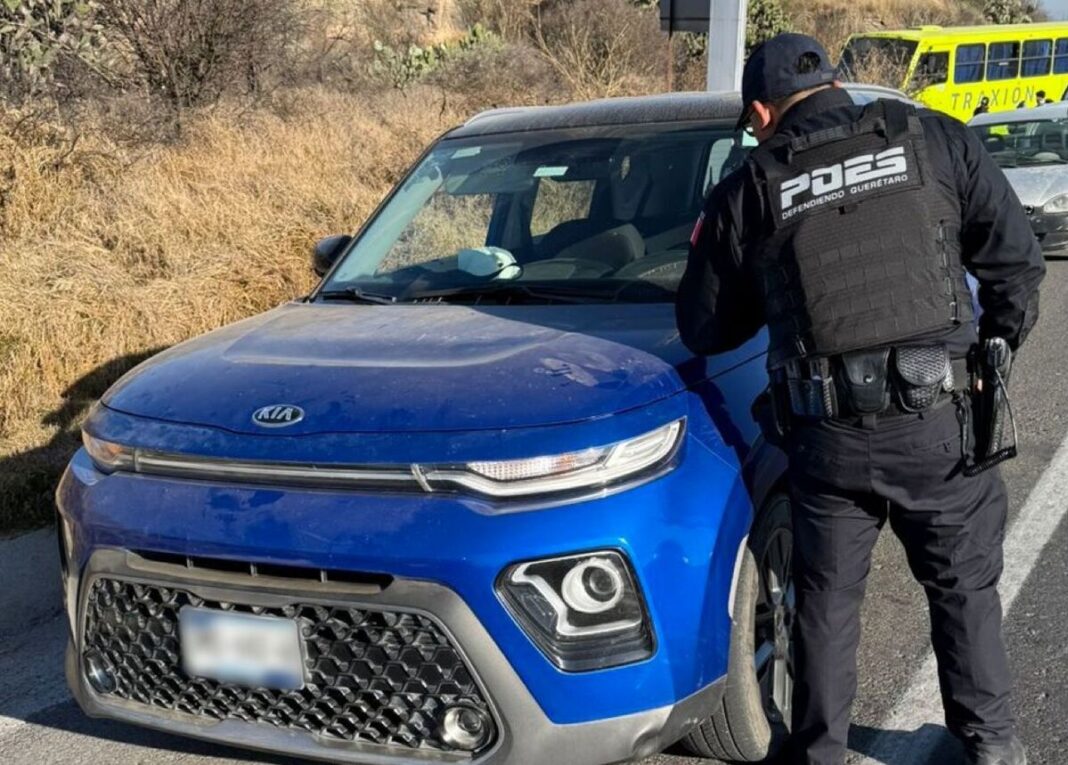 En Corregidora, POES detiene a dos sujetos y asegura vehículo robado Borrador automático