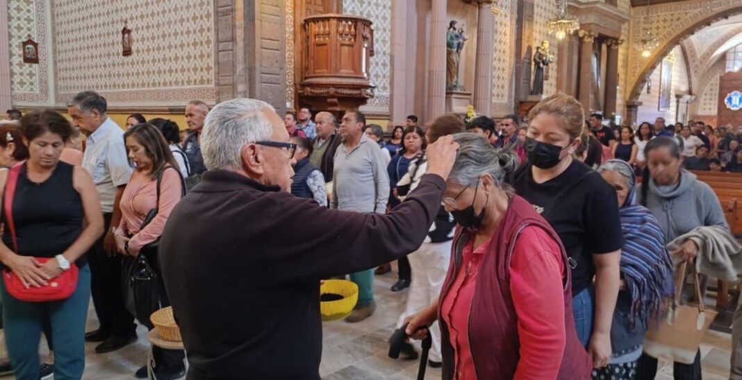 Fieles católicos acuden a templos por el Miércoles de Ceniza; inicia la Cuaresma Fieles católicos acuden a templos por el Miércoles de Ceniza; inicia la Cuaresma