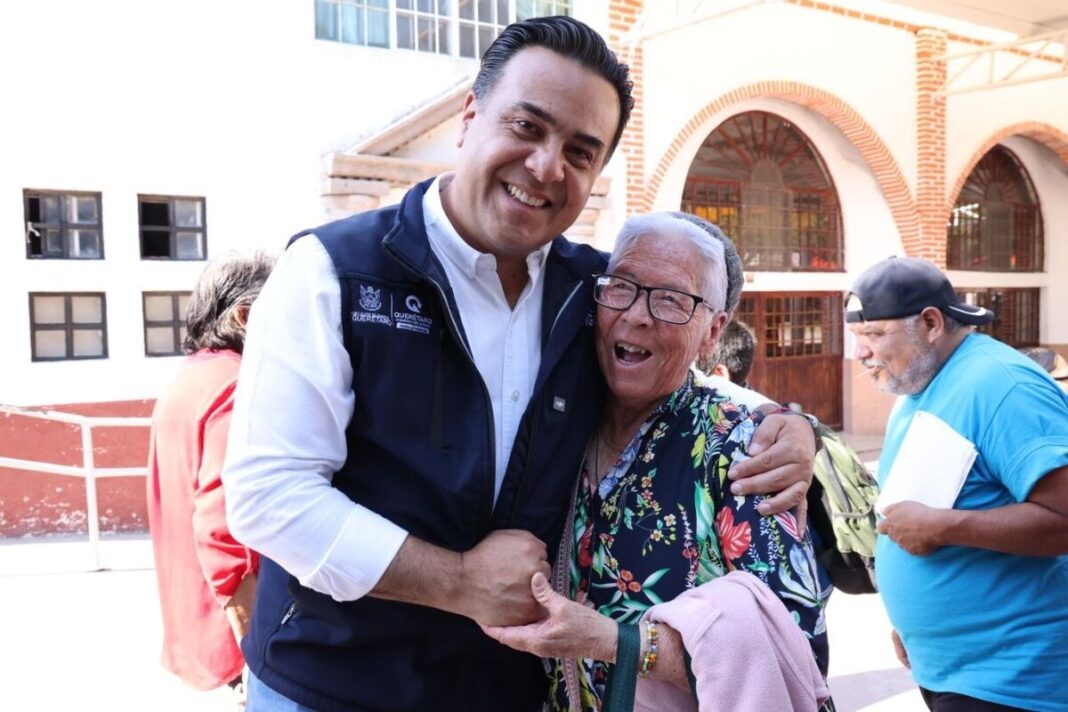 Asiste Luis Nava a entrega de canastas alimentarias en Corregidora