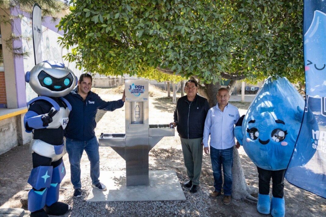 JAPAM entrega nuevo bebedero en la Secundaria General Teatro de la República en la comunidad de Buenavista Palma de Romero JAPAM entrega nuevo bebedero en la Secundaria General Teatro de la República en la comunidad de Buenavista Palma de Romero