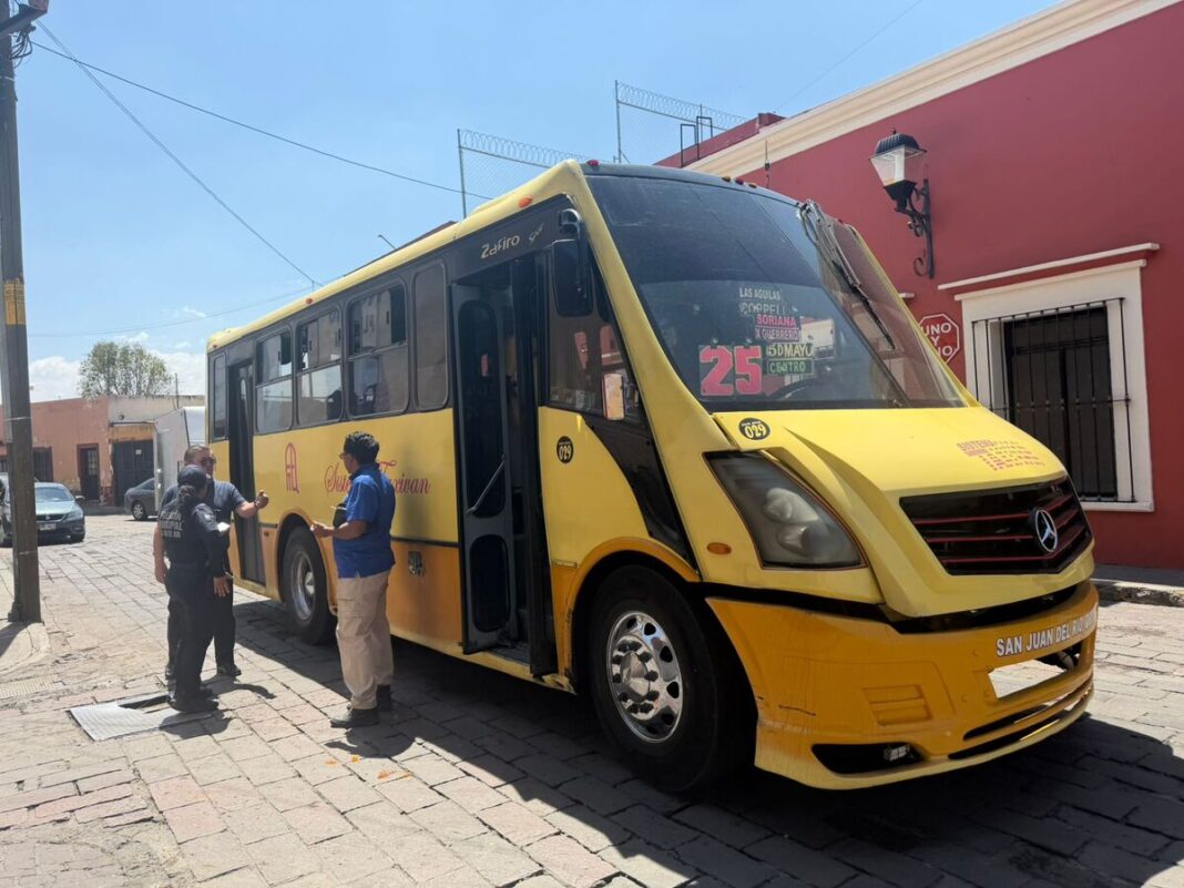 Huyen tras choque y dejan sin llaves a operador de transporte público en el Centro de San Juan del Río Huyen tras choque y dejan sin llaves a operador de transporte público en el Centro de San Juan del Río