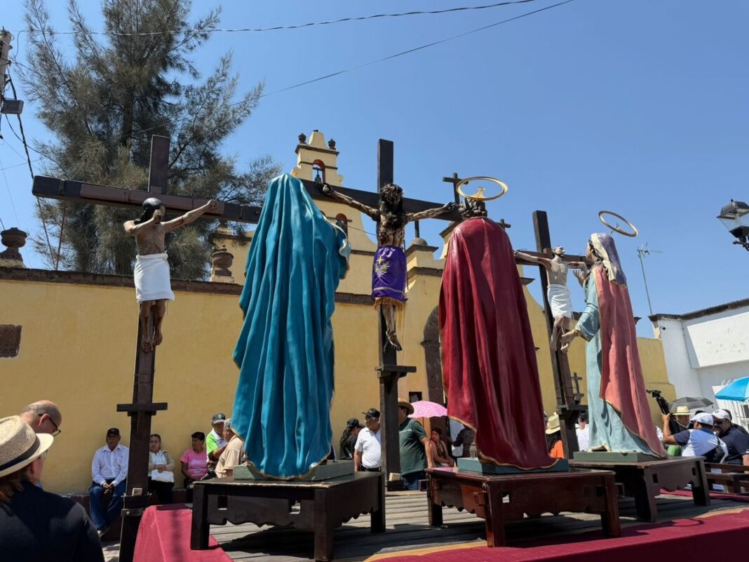Fe y tradición llenan las calles con el Viacrucis en San Juan del Río