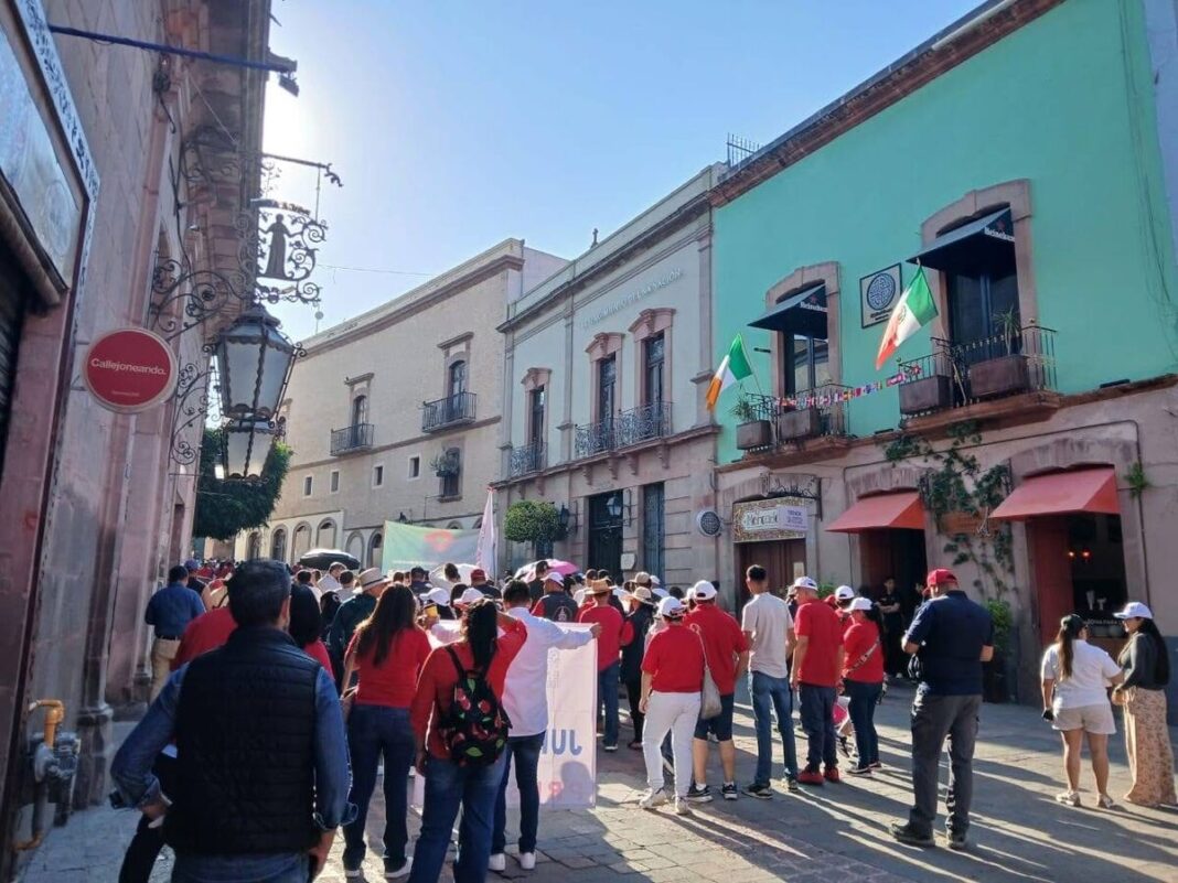 Telefonistas marchan en Querétaro y exigen jornada laboral de 40 horas Telefonistas marchan en Querétaro y exigen jornada laboral de 40 horas