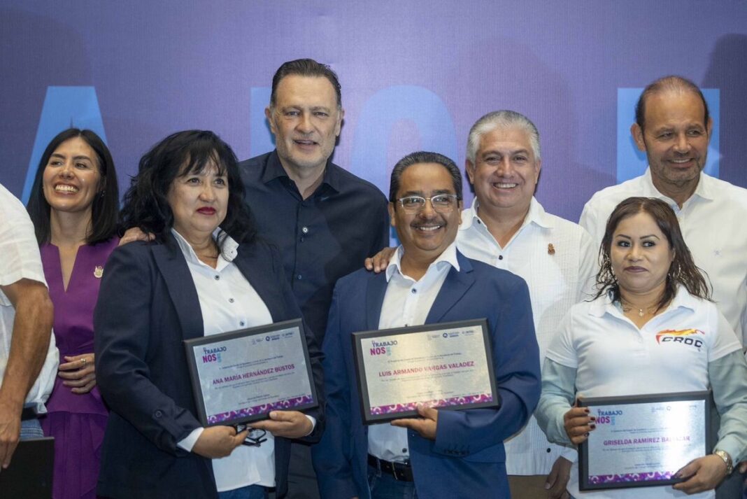 Galardonan a colaboradores en el Día del Trabajo Borrador automático