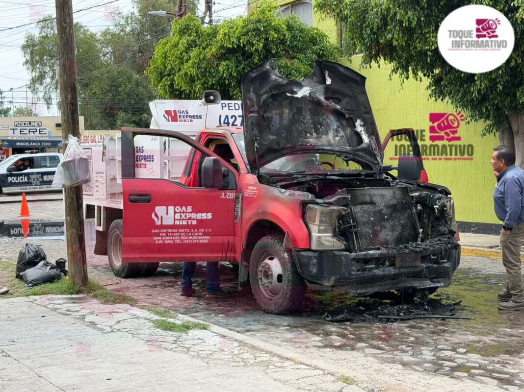 Controlan incendio de camioneta con cilindros de gas LP en San Juan del Río Controlan incendio de camioneta con cilindros de gas LP en San Juan del Río