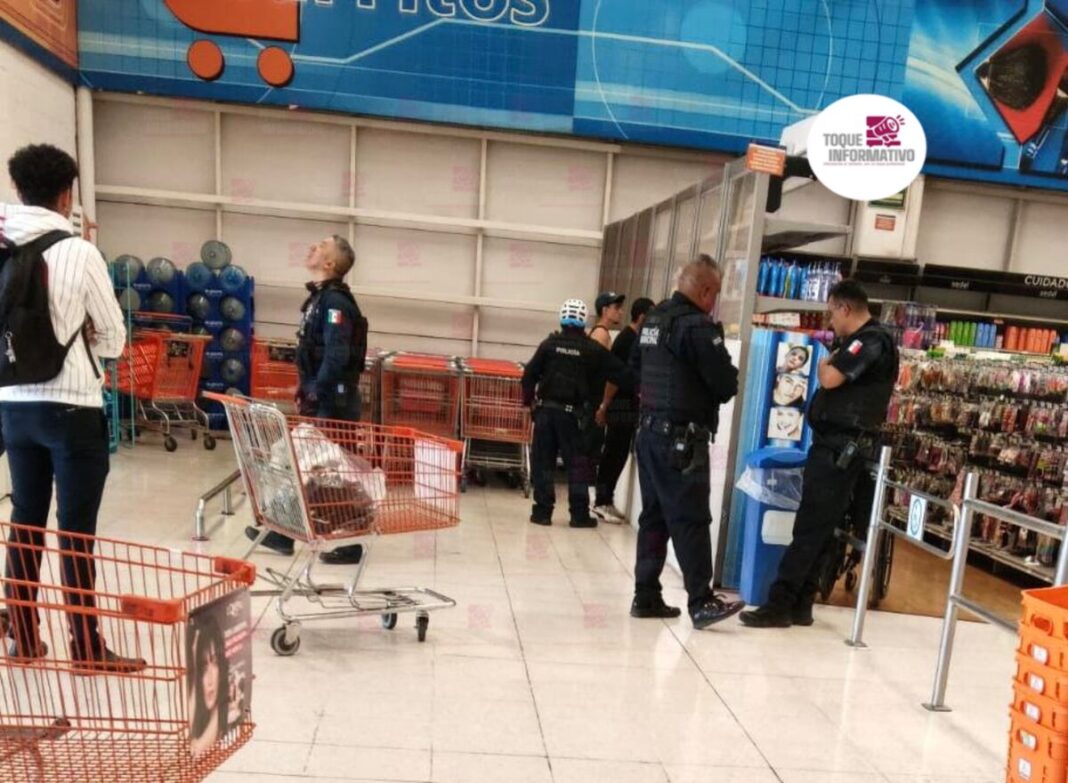 Detienen a presuntos ladrones al interior de Chedraui en San Juan del Río Borrador automático